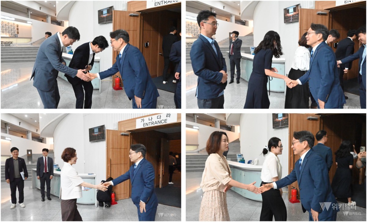 30일 오전 광주광역시청 대회의실에서 강기정 시장의 공식 이임식이 엄숙하면서도 따뜻한 분위기 속에서 거행되었다.강 시장이 직원들과 악수를 하고 있다. / 노해섭 기자