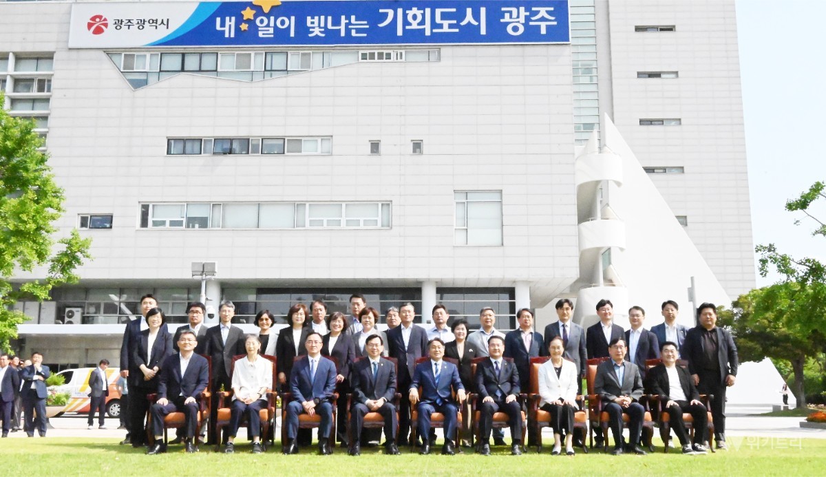 30일 오전 광주광역시청 대회의실에서 강기정 시장의 공식 이임식이 엄숙하면서도 따뜻한 분위기 속에서 거행되었다.강 시장이 간부공무원들과 기념촬영을 하고 있다. / 노해섭 기자