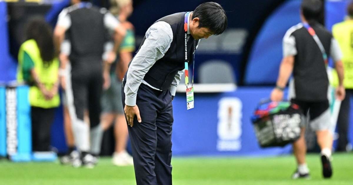 브라질에 패한 직후 일본 관중석을 향해 고개 숙이는 모리야스 하지메 감독 / 인스타그램, @futboll.indonesiaa