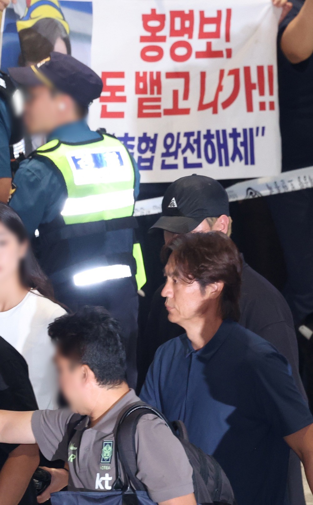 2026 북중미 월드컵 32강 진출 실패의 책임을 지고 사퇴 의사를 밝힌 홍명보 축구대표팀 감독이 30일 새벽 인천국제공항 2터미널을 통해 입국, 팬들 야유 속 이동하고 있다. / 뉴스1