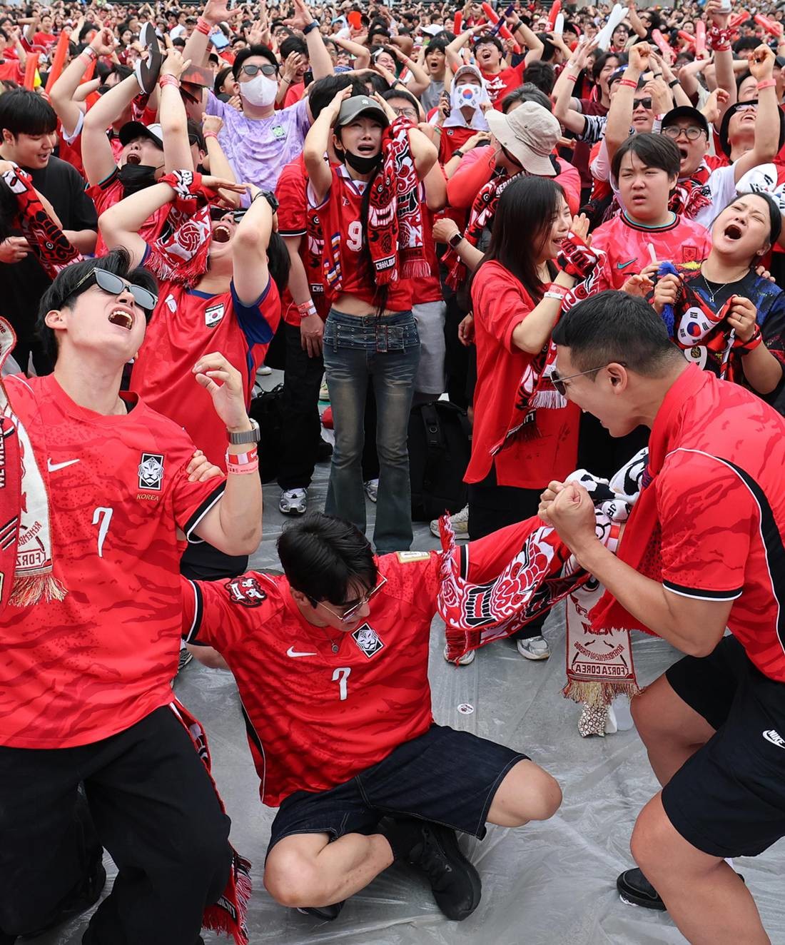 축구 국가대표팀 공식 서포터즈 붉은악마와 시민들이 25일 서울 종로구 광화문광장에서 열린 2026 국제축구연맹(FIFA) 북중미월드컵 A조 조별리그 3차전 대한민국과 남아프리카공화국의 경기 거리응원에서 찬스가 무산되자 아쉬워하고 있다. / 뉴스1