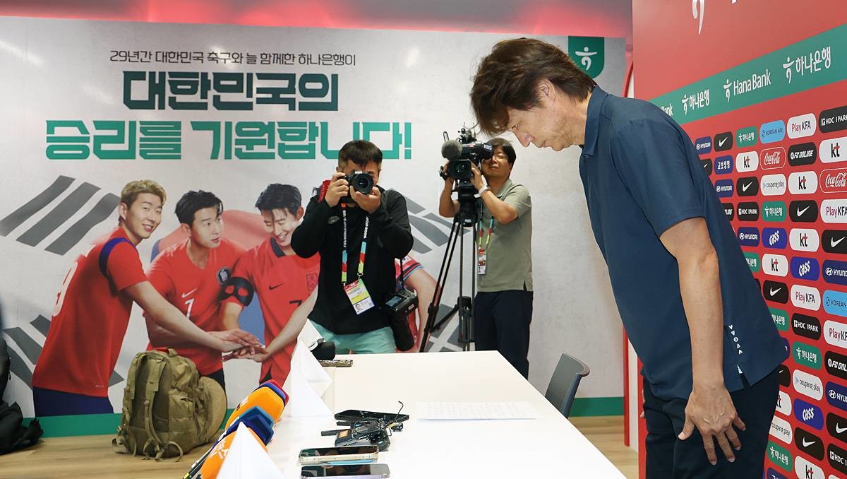 한국 축구 국가대표팀 홍명보 감독이 28일(현지시간) 멕시코 과달라하라 인근 사포판 치바스 바예 베르데 훈련장에 마련된 베이스캠프에서 열린 월드컵 결산 기자회견에 앞서 고개를 숙이고 있다. 이날 홍명보 감독은 부진에 대한 책임을 지고 감독직에서 물러나겠다는 뜻을 밝혔다 / 뉴스1
