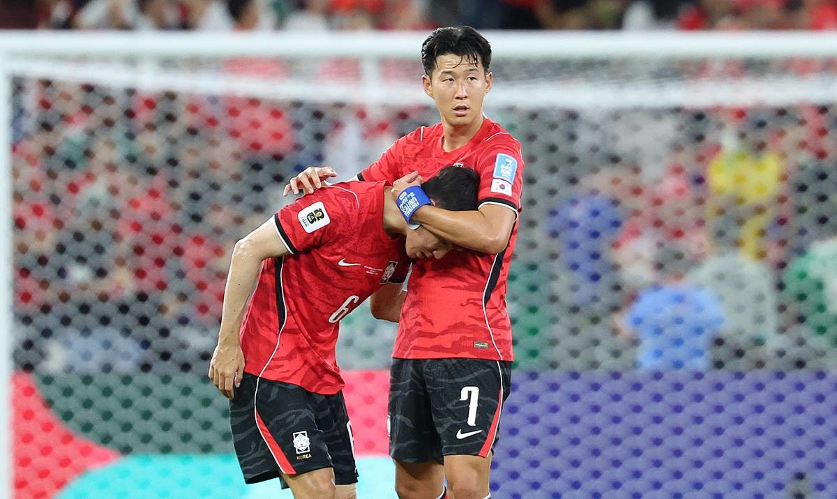 대한민국 축구국가대표팀 손흥민이 지난 24일(현지시간) 멕시코 몬테레이 스타디움에서 열린 2026 북중미 월드컵 A조 조별리그 3차전 대한민국과 남아프리카 공화국의 경기에서 0-1로 패한 뒤 아쉬워 하고 있다 / 뉴스1