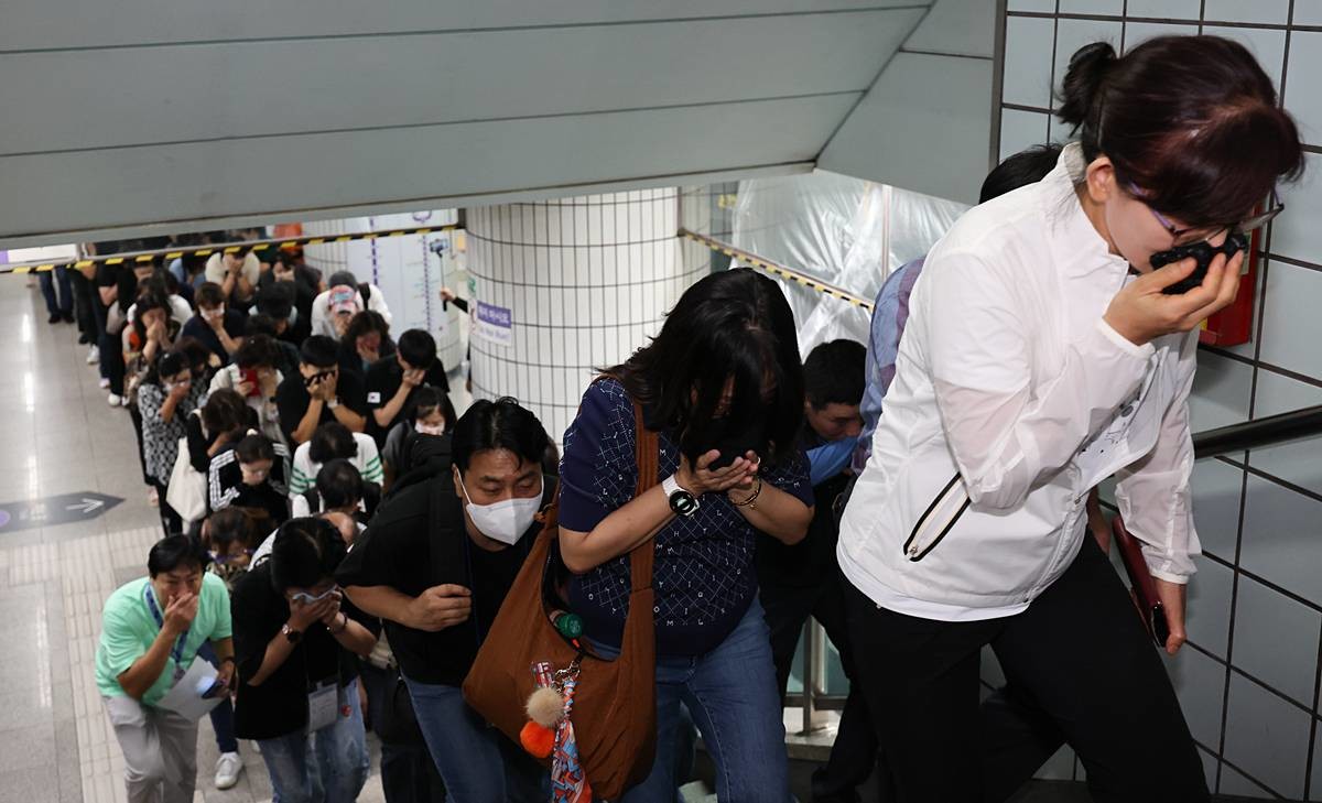 실전 같은 훈련, 대피하는 지하철 승객들 / 뉴스1