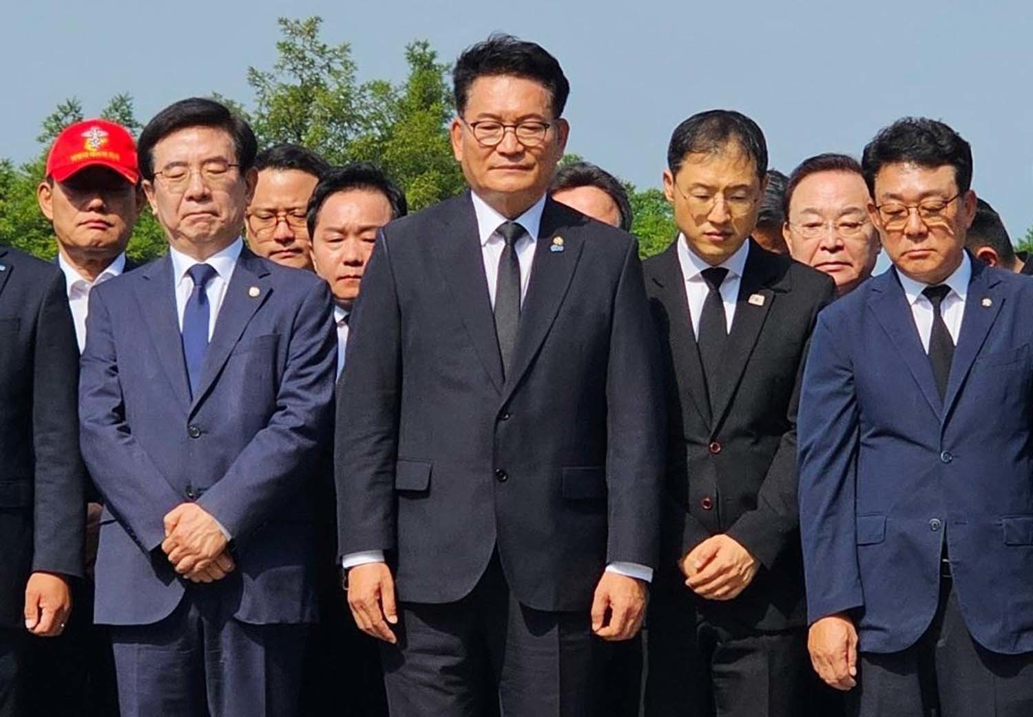송영길 더불어민주당 의원과 김상욱 울산시장 당선인이 30일 경남 김해시 진영읍 봉하마을을 찾아 고 노무현 전 대통령 묘역에 참배하고 있다.  / 뉴스1