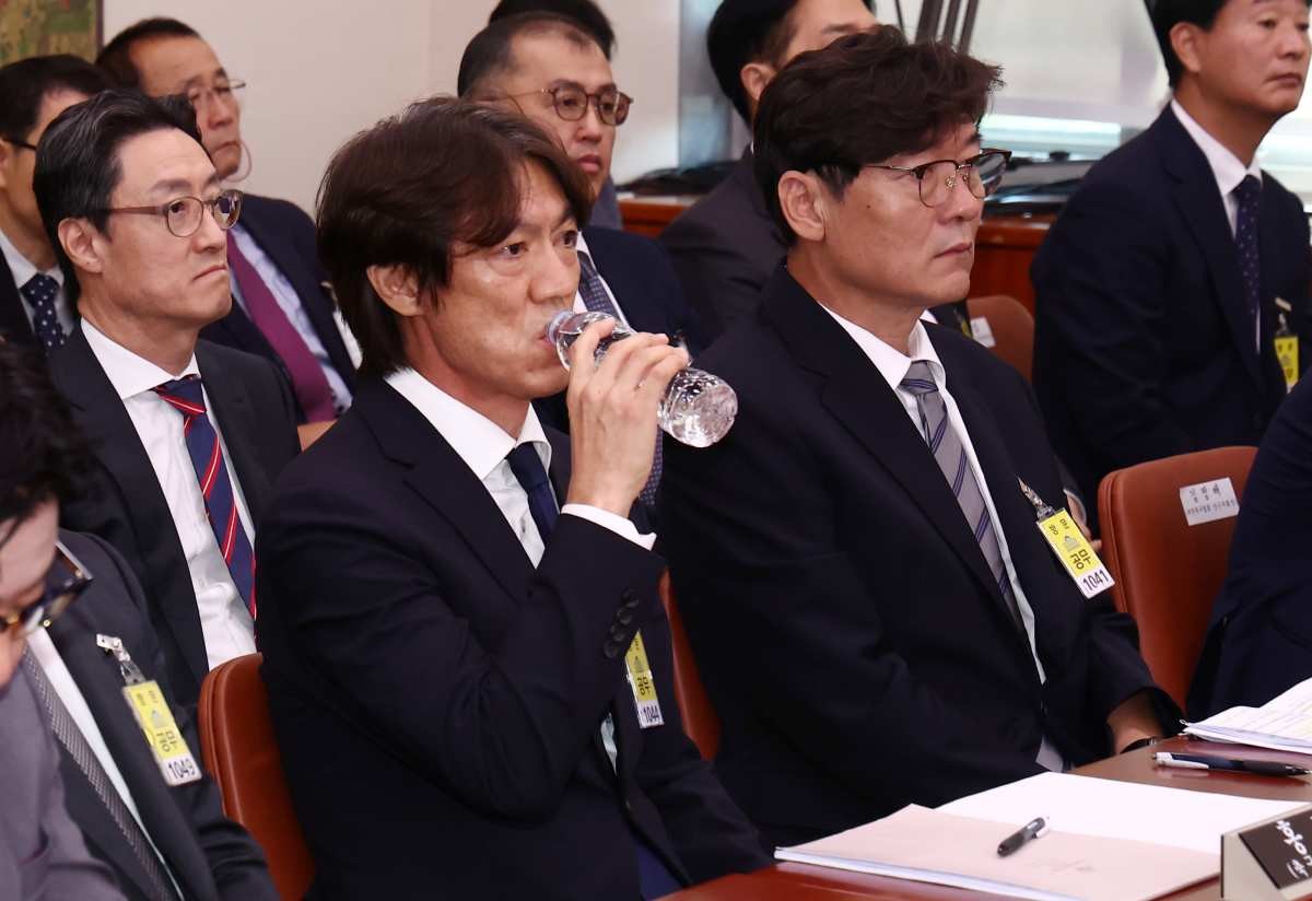 홍명보 남자 축구대표팀 감독(왼쪽)이 지난해 서울 여의도 국회 문화체육관광위원회에서 열린 대한축구협회 등에 대한 현안질의에 출석해 물을 마시고 있다. 오른쪽은 이임생 전 대한축구협회 기술총괄이사 / 뉴스1