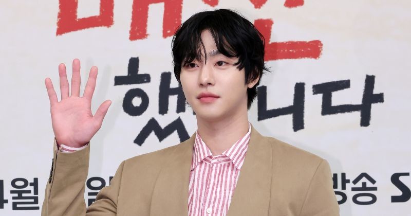 Ahn Hyo-seop waving on stage  / News 1