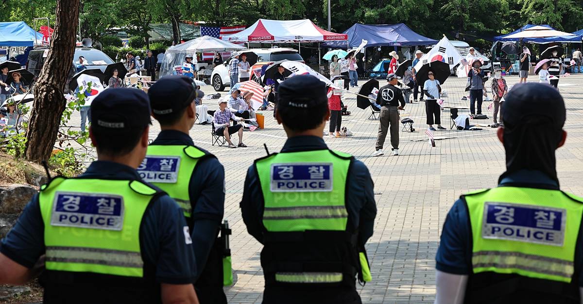 6·3 지방선거 투표용지 부족사태로 인한 '잠실 봉쇄시위'가 26일째를 맞은 30일 서울 송파구 올림픽공원 핸드볼경기장 인근에서 참가자들이 재선거를 요구하는 구호를 외치고 있다 / 뉴스1