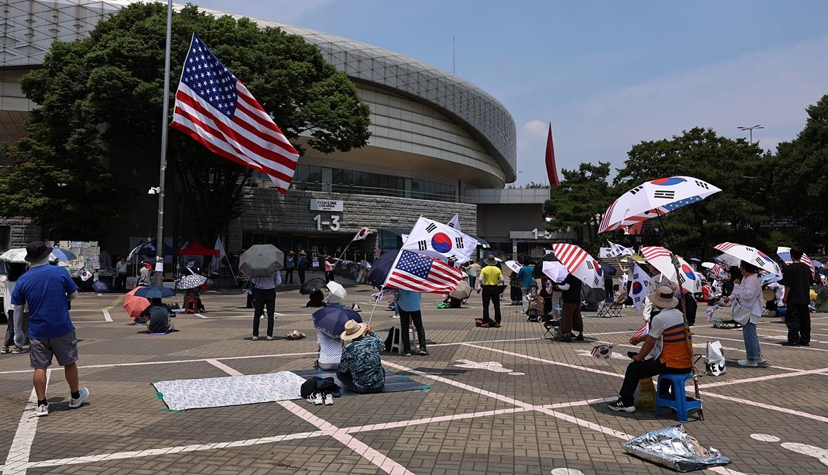 6·3 지방선거 투표용지 부족사태로 인한 '잠실 봉쇄시위'가 25일째를 맞은 지난 25일 서울 송파구 올림픽공원 핸드볼경기장 인근에서 참가자들이 재선거를 요구하는 구호를 외치고 있다 / 뉴스1