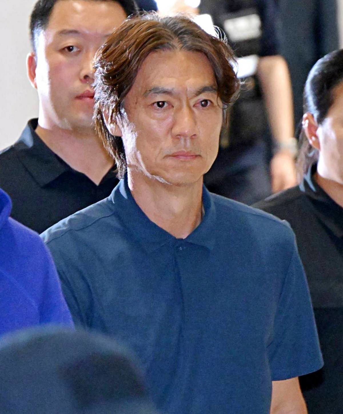 2026 북중미 월드컵 32강 진출 실패의 책임을 지고 사퇴 의사를 밝힌 홍명보 축구대표팀 감독이 30일 새벽 조현우 등 선수들과 인천국제공항 2터미널에 도착, 팬들 야유 속 이동하고 있다. / 공동취재-뉴스1
