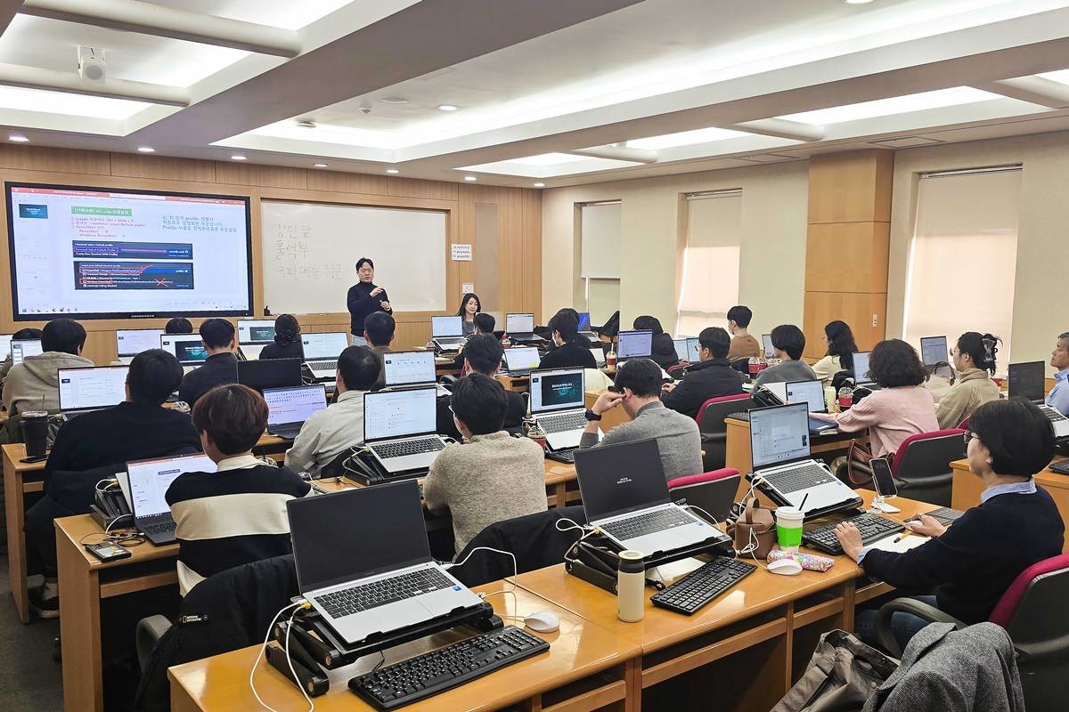 포항제철소 공정품질담당 직원들이 바이브코딩 교육을 받고 있다./포스코