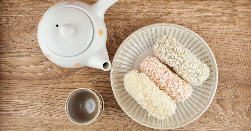 한국의 전통 쿠키 유과 / 셔터스톡
