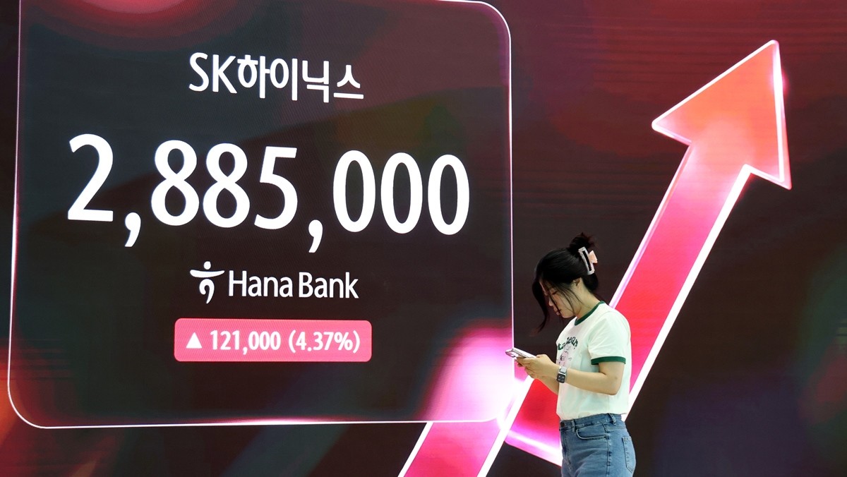 SK하이닉스가 장중 삼성전자를 제치고 코스피 시가총액 1위에 오른 지난 22일 오후 서울 중구 하나은행 딜링룸에 SK하이닉스 시세가 표시된 모습 / 뉴스1
