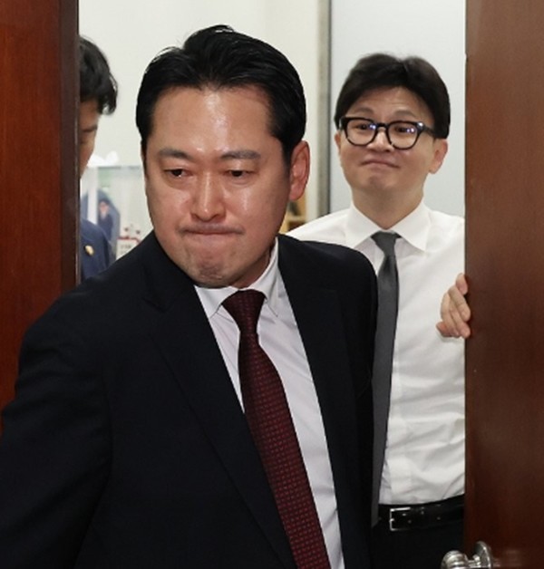 2024년 12월 11일 오후 당시 한동훈 국민의힘 대표가 서울 여의도 국회 당대표실에서 장동혁 의원이 나가는 사이 미소를 짓고 있다. / 연합뉴스