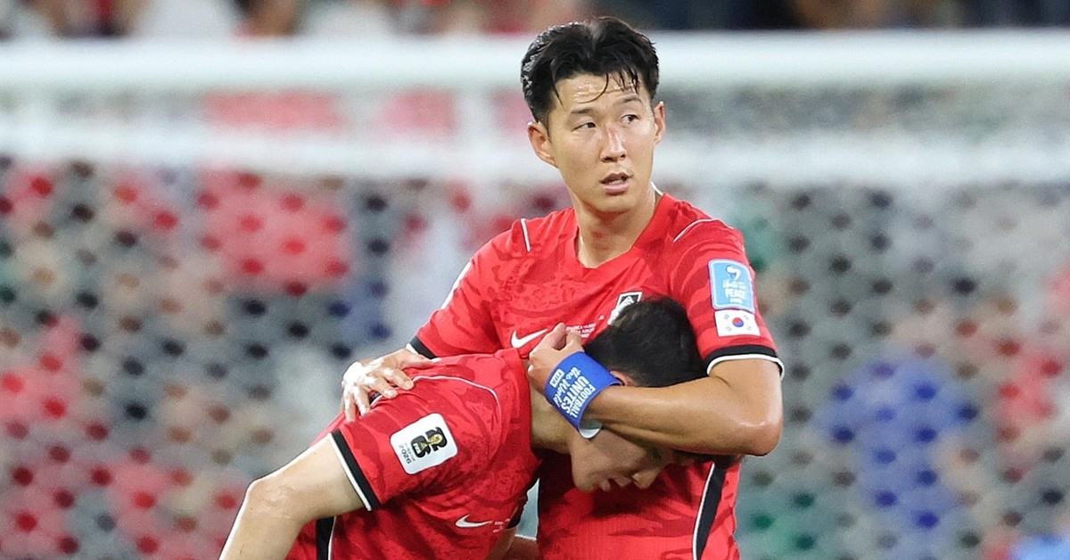 대한민국 축구국가대표팀 손흥민이 지난 24일(현지 시각) 멕시코 몬테레이 스타디움에서 열린 2026 북중미 월드컵 A조 조별리그 3차전 대한민국과 남아프리카 공화국의 경기에서 0-1로 패한 뒤 황인범을 끌어안고 있다. / 뉴스1