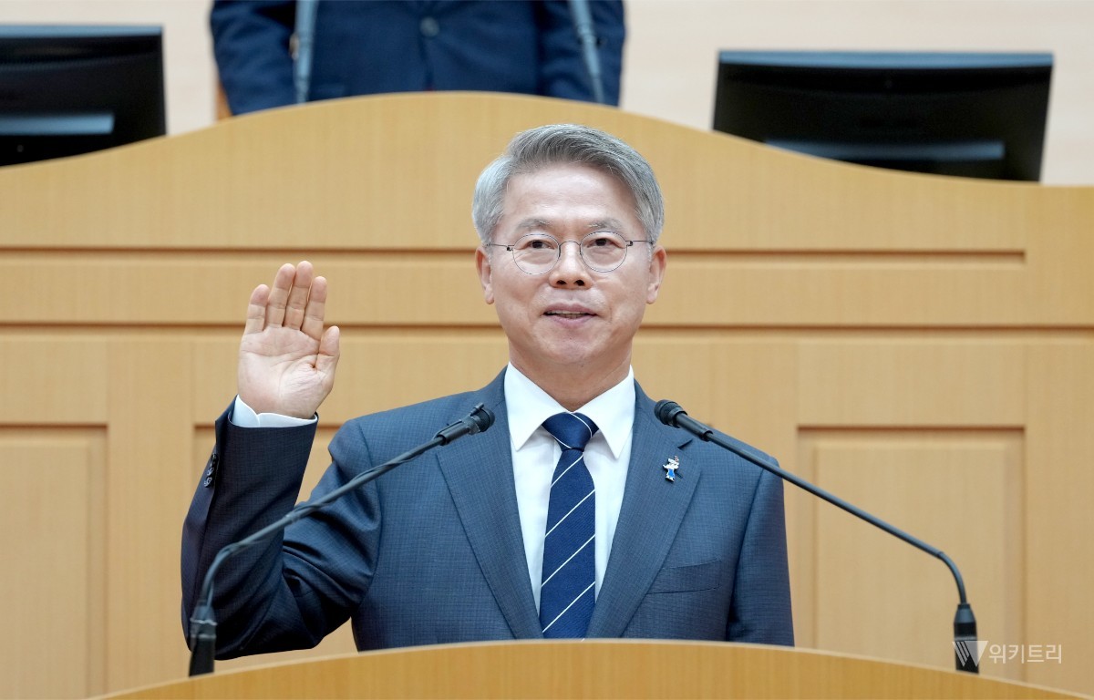 민형배 전남광주통합특별시장이 1일 무안 전남광주통합특별시의회 본회의장에서 취임 선서를 하고 있다. / 특별시