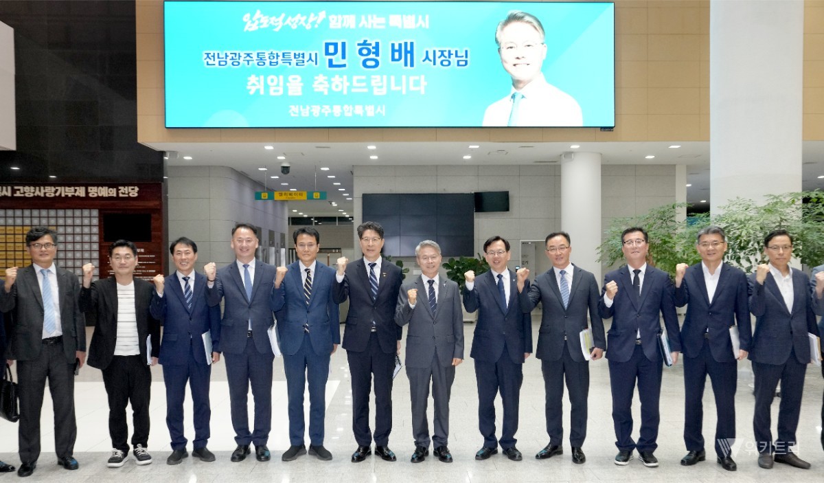 대한민국 제1호 광역행정통합 자치단체장인 민형배 전남광주통합특별시장이 취임을 앞둔 30일 오후 전남광주통합특별시청 무안청사를 방문해 간부공무원들과 기념촬영을 하고 있다. / 특별시