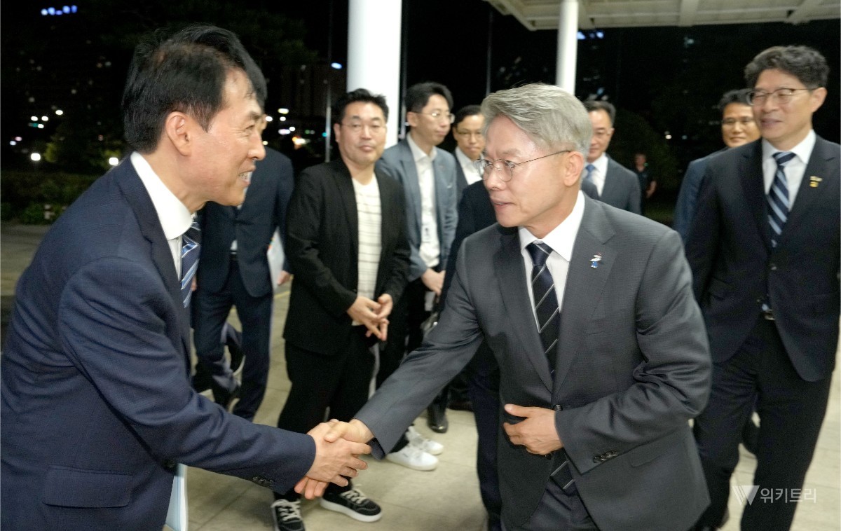 대한민국 제1호 광역행정통합 자치단체장인 민형배 전남광주통합특별시장이 취임을 앞둔 30일 오후 전남광주통합특별시청 무안청사를 방문해 간부공무원들과 인사를 나누고 있다. / 특별시