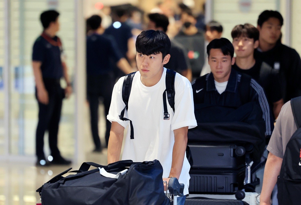 대한민국 축구국가대표팀 이기혁이 2026 국제축구연맹(FIFA) 북중미 월드컵 일정을 마치고 1일 인천국제공항 제2여객터미널을 통해 귀국하고 있다 / 뉴스1