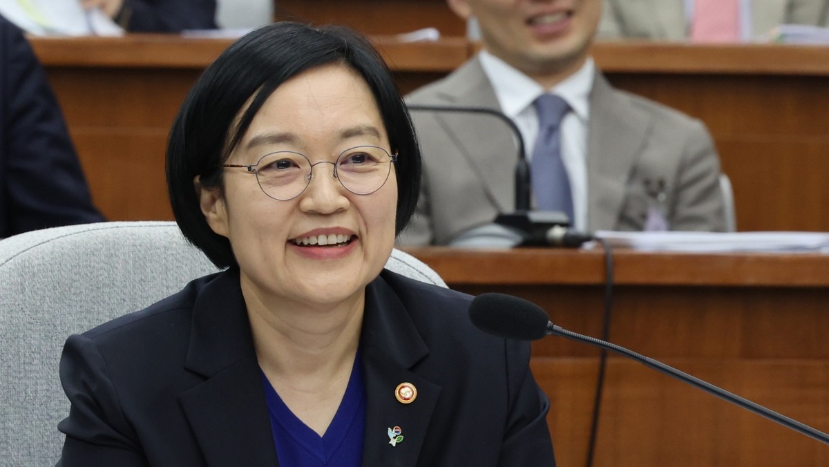 한성숙 국무총리 후보자가 지난달 26일 오전 서울 여의도 국회에서 열린 인사청문회에서 미소를 보이고 있다.  / 뉴스1