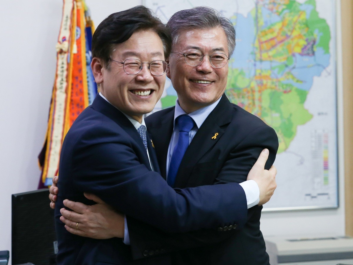 지난 2017년 4월 경기도 성남시청에서 문재인 전 대통령(당시 더불어민주당 대선 후보)과 만난 이재명 대통령(당시 성남시장) / 뉴스1