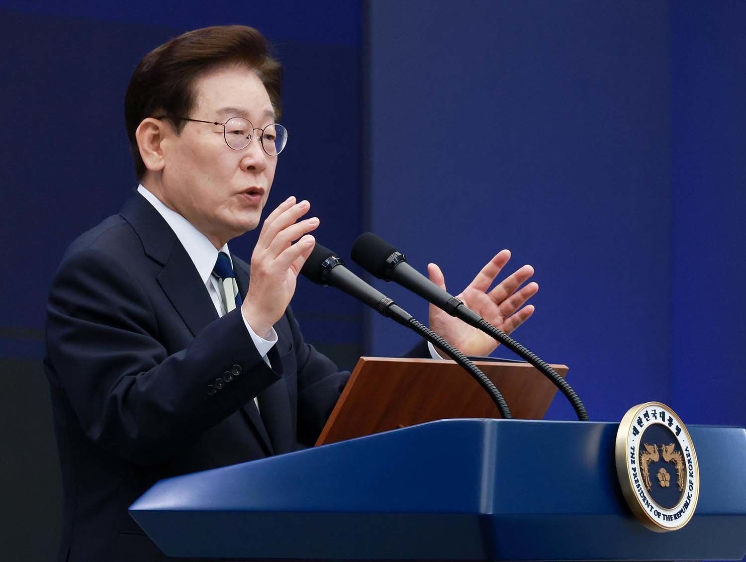 이재명 대통령 '서남권 첨단산업 발전비전 국민보고회' 이재명 대통령이 6월 30일 광주 김대중 컨벤션센터에서 열린 서남권 첨단산업 발전비전 국민보고회에서 축사를 하고 있다. /뉴스1 (청와대통신사진기자단)