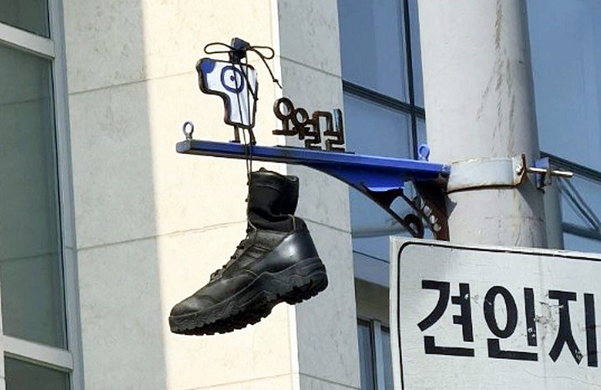 지난달 30일 오후 광주 동구 대인동 광주은행 본점 인근 교차로 전봇대 오월길 표지판에 군화가 내걸려 있다. 군화를 수거한 광주시와 5·18 기념재단은 누가, 어떠한 의도로 군화를 걸어뒀는지 자체 조사에 착수했다. 당국은 최근 스타벅스 코리아의 '탱크 데이', 배재고 야구부의 '스타벅스 가자' 응원 구호 등 5·18 민주화운동에 대한 비하가 의심되는 사례가 잇따라 발생하는 만큼 의도성이 확인되면 경찰에 수사를 의뢰할 계획인 것으로 전해졌다. 박강배 5·18기념재단 상임이사는 연합뉴스에 '신중하게 사실관계를 확인한 뒤 5·18을 왜곡하거나 부정하려는 의도가 있었는지 판단하겠다'라고 밝혔다. / 5·18 기념재단 제공-연합뉴스