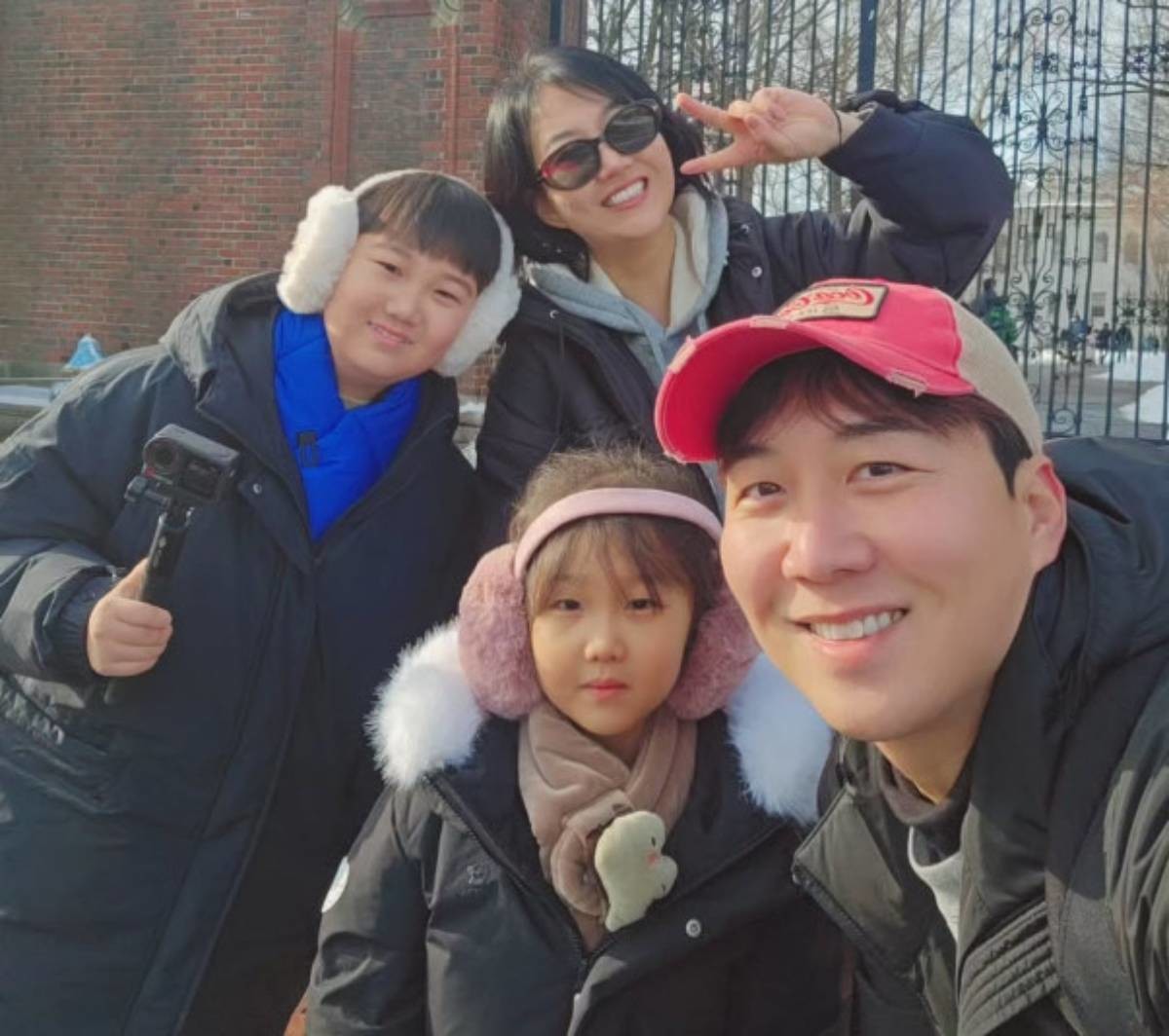 장윤정-도경완 부부 가족. 아들 연우 군과 딸 하영 양. / 장윤정 인스타그램