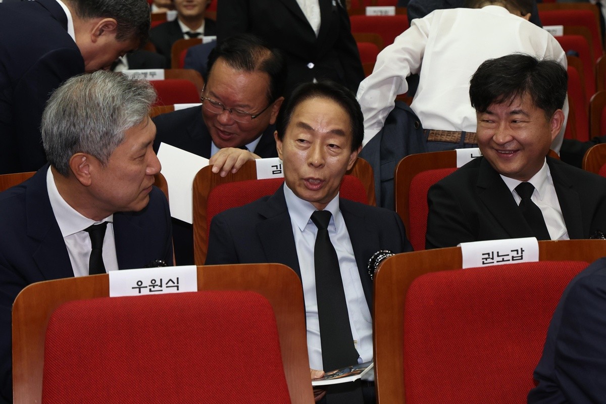작년 8월 18일 노태우 전 대통령 아들 노재헌 씨(왼쪽부터), 김영삼 전 대통령 아들 김현철 씨, 노무현 전 대통령 아들 노건호 씨가 서울 동작구 국립서울현충원 현충관에서 열린 김대중 대통령 서거 16주기 추모식에서 대화를 나누고 있는 모습. / 뉴스1