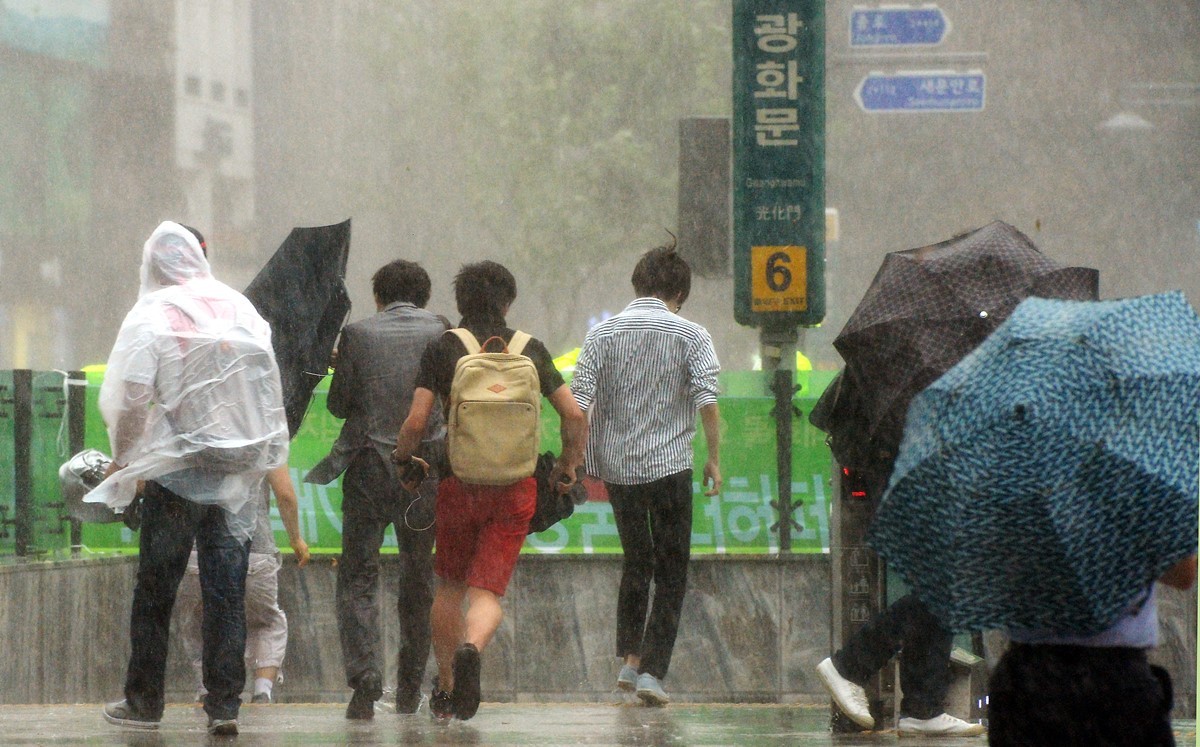 폭우를 피해 달려가는 시민들 자료 사진 / 뉴스1