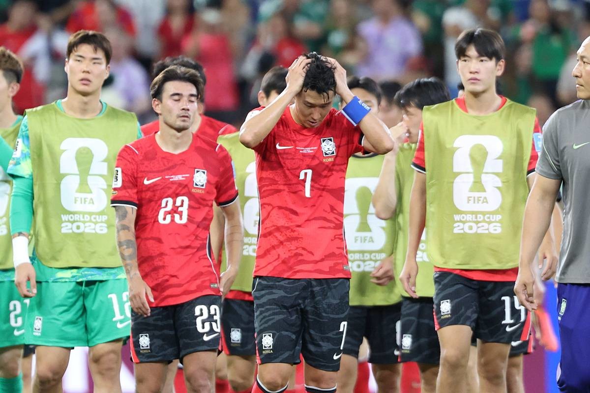 대한민국 축구국가대표팀 손흥민이 지난달 24일(현지시간) 멕시코 몬테레이 스타디움에서 열린 2026 북중미 월드컵 A조 조별리그 3차전 대한민국과 남아프리카 공화국의 경기에서 패배하자 아쉬워하고 있다 / 뉴스1