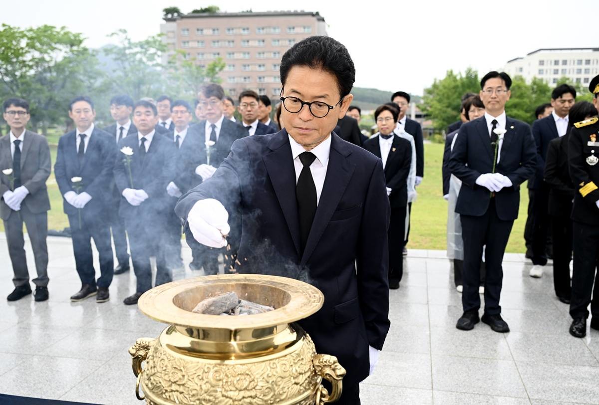 이철우 경북도지사 예천 충혼탑 참배/경북도