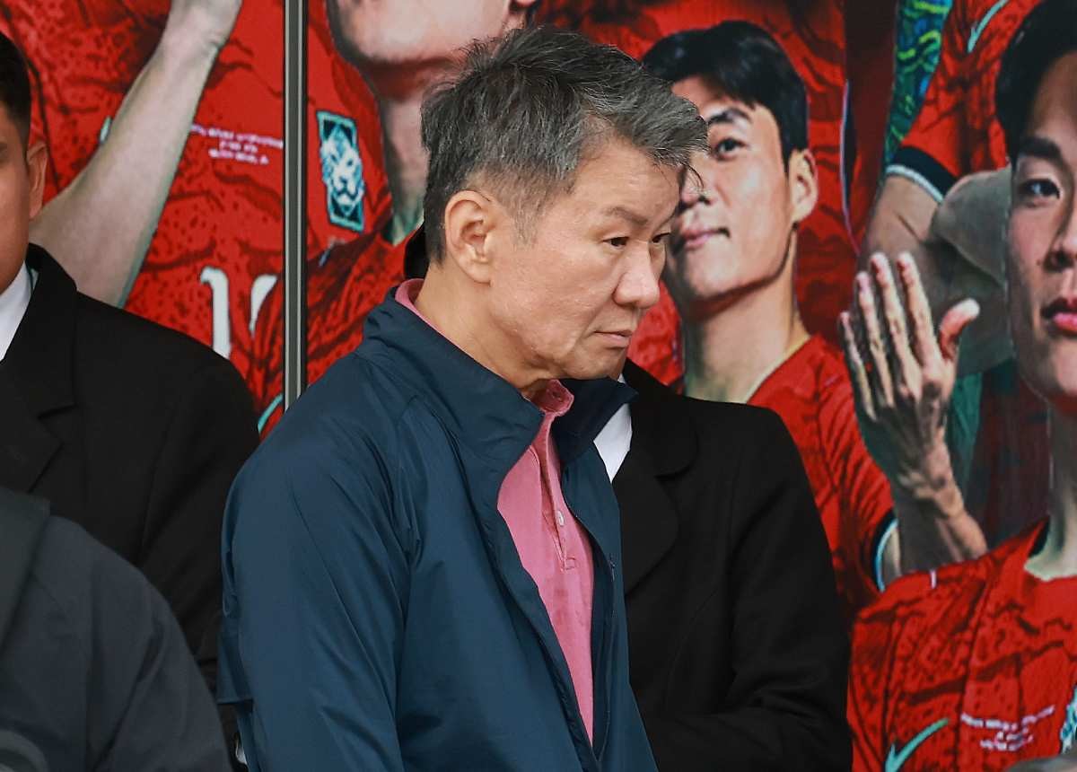 정몽규 대한축구협회장이 지난 달 28일(현지시간) 멕시코 할리스코 과달라하라에 위치한 축구대표팀 숙소를 나서고 있다. 홍명보 감독이 이끄는 한국 축구대표팀은 2026 국제축구연맹(FIFA) 북중미 월드컵을 최종 순위 34위로 마무리했다 / 뉴스1