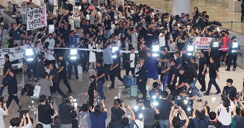 2026 북중미 월드컵 32강 진출 실패의 책임을 지고 사퇴 의사를 밝힌 홍명보 축구대표팀 감독이 30일 새벽 인천국제공항 2터미널에 도착, 축구팬들 아유를 받으며 이동하고 있다. (공동취재) 2026.6.30/뉴스
