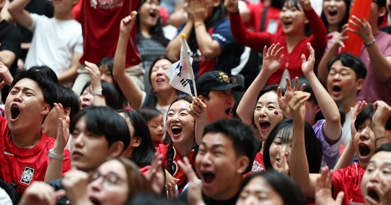 25일 경기 수원시 장안구 스타필드 수원을 찾은 시민들이 2026 북중미월드컵 A조 조별리그 3차전 대한민국과 남아프리카공화국의 경기 생중계를 보던 중 김승규의 선방 장면에 환호하고 있다. 2026.6.25/뉴스1