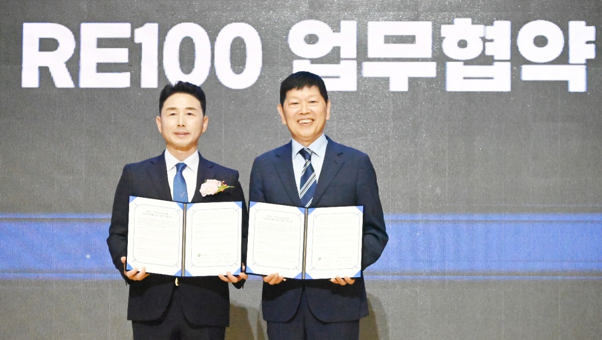 민선 9기 제49대 이남오 함평군수가 취임과 동시에 RE100 업무협약(MOU)을 하고 있다. / 노해섭 기자