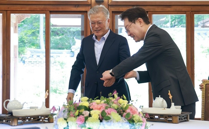이재명 대통령과 문재인 전 대통령이 1일 청와대 상춘재에서 열린 오찬 회동에 앞서 인사를 나누고 있다. 2026.7.1/뉴스1