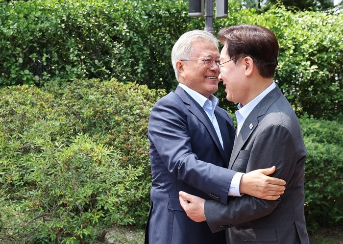 이재명 대통령과 문재인 전 대통령이 1일 청와대 상춘재에서 열린 오찬 회동에 앞서 인사를 나누고 있다. 2026.7.1/뉴스1