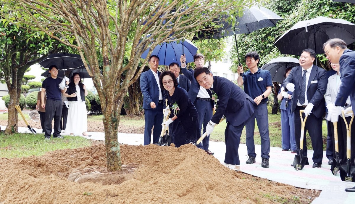 민선 9기 제47대 장흥군수의 막중한 임무를 부여받은 사순문 신임 군수가 기념식수를 심고있다. / 장흥군