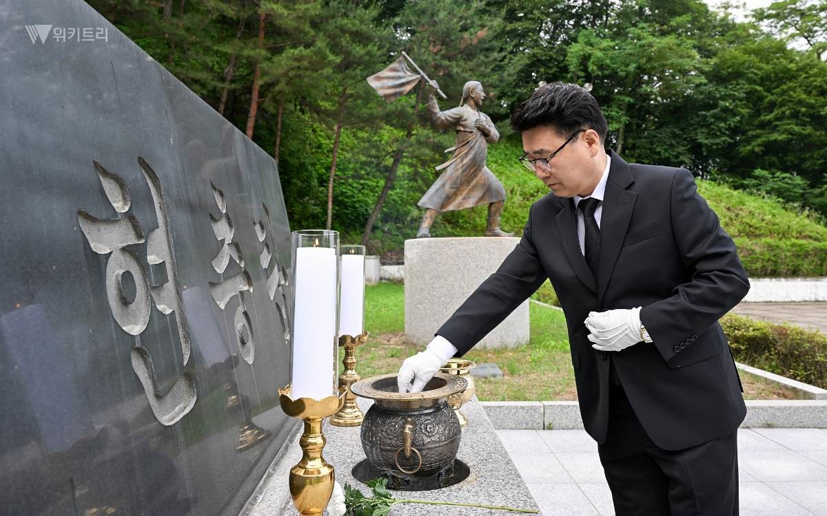 김원기 시장이 7월 1일 첫 공식 일정으로 현충탑에서 참배를 하고 있다