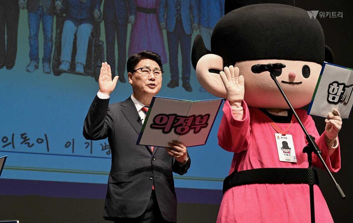 김원기 시장이 7월 1일 의정부예술의전당 대극장에서 열린 취임식에서 시민주권 공동선서를 낭독하고 있다