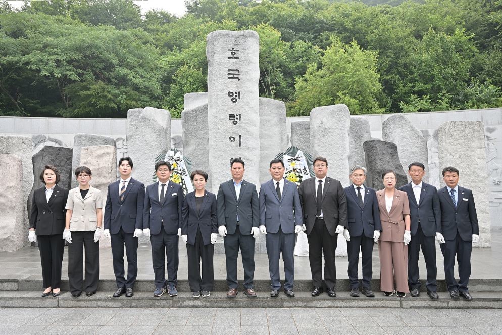 보훈공원 참배 사진 / 공주시의회