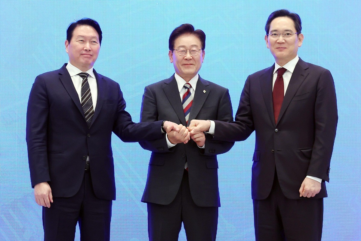 이재명 대통령과 이재용 삼성전자 회장, 최태원 SK그룹 회장이 지난달 29일 청와대 영빈관에서 열린 대한민국 대도약 3대 메가프로젝트 국민보고회에서 손을 맞잡고 있다. / 뉴스1