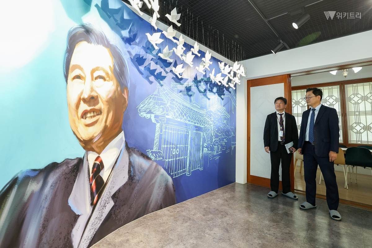 전임 시장 시절 폐쇄됐던 김대중 전 대통령 사저 방문
