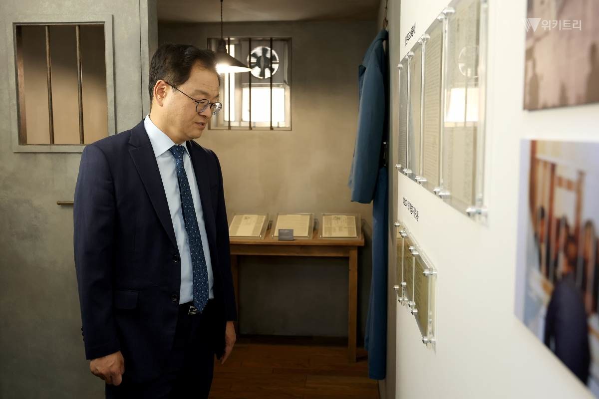 민경선 고양특례시장이 김대중 전 대통령 사저를 방문해 역사관과 전시 공간 등을 살피고 있다