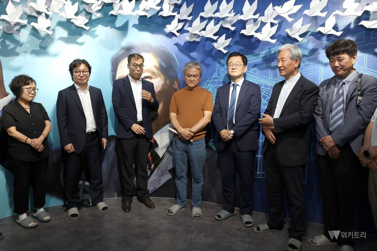 고양대전환준비위원회(인수위) 위원들과 김대중 전 대통령 사저에 방문한 민경선 고양특례시장