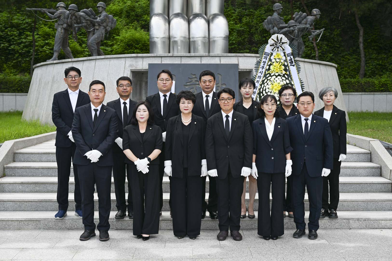 현충탑 참배로 첫발 뗀 의정부시의회, '바른 의정·민생 제일' 다짐