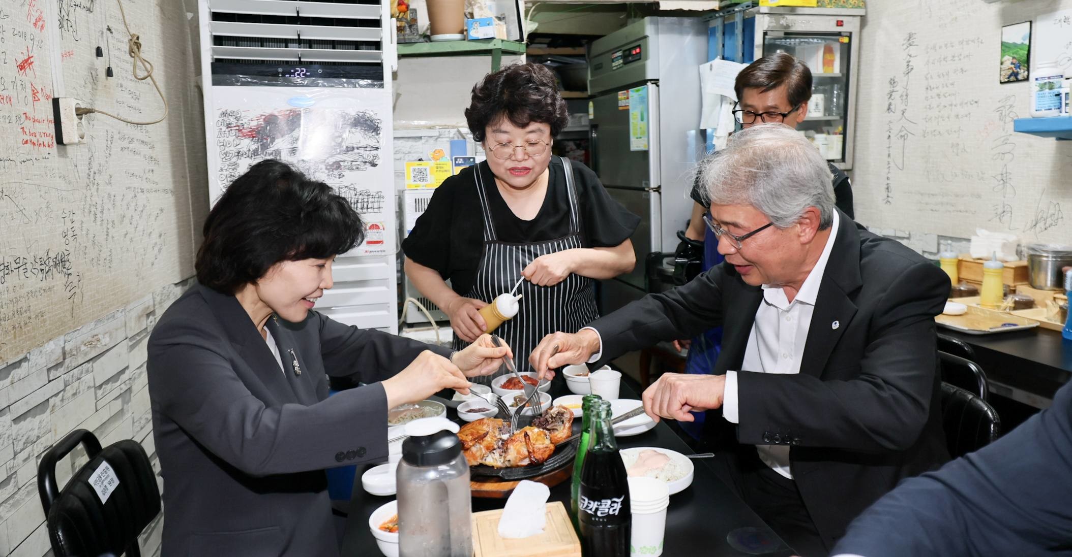우리미소금융재단 서울지점 이전 개점식 이후, 김은경 서민금융진흥원장(왼쪽 첫번째)과 임종룡 우리금융그룹 회장(오른쪽 첫번째)이 이번에 선정된 인근 ‘우리 새희망가게’를 방문했다. / 우리금융그룹제공