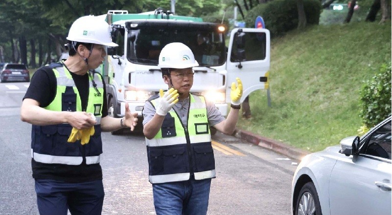 김찬술 대덕구청장이 취임 첫날 새벽 환경관리요원들과 함께 현장 활동에 나서며 민선9기의 첫 일정을 시작했다./사진=대덕구