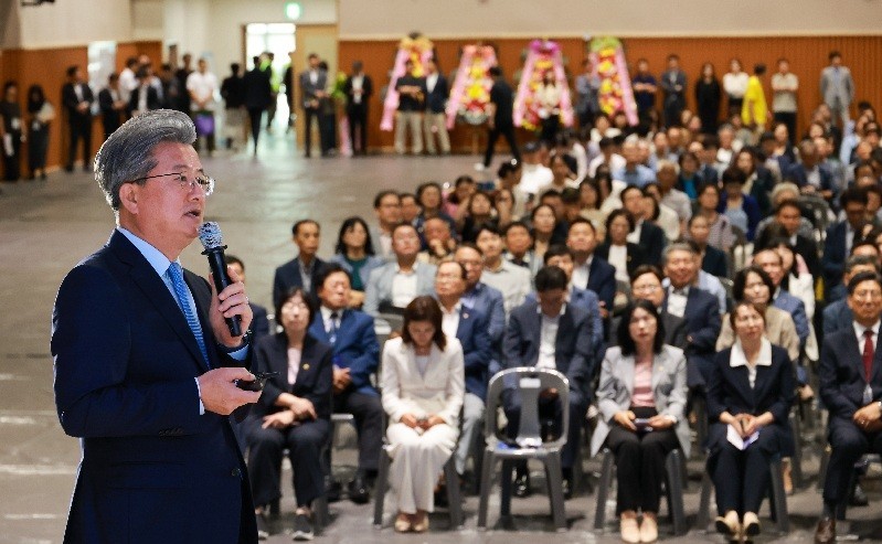 1일 유성종합스포츠센터에서 진행된 제15대 유성구청장 취임식에서 정용래 유성구청장이 구민에게 직접 공약 사업을 보고하고 있다./서진=유성구
